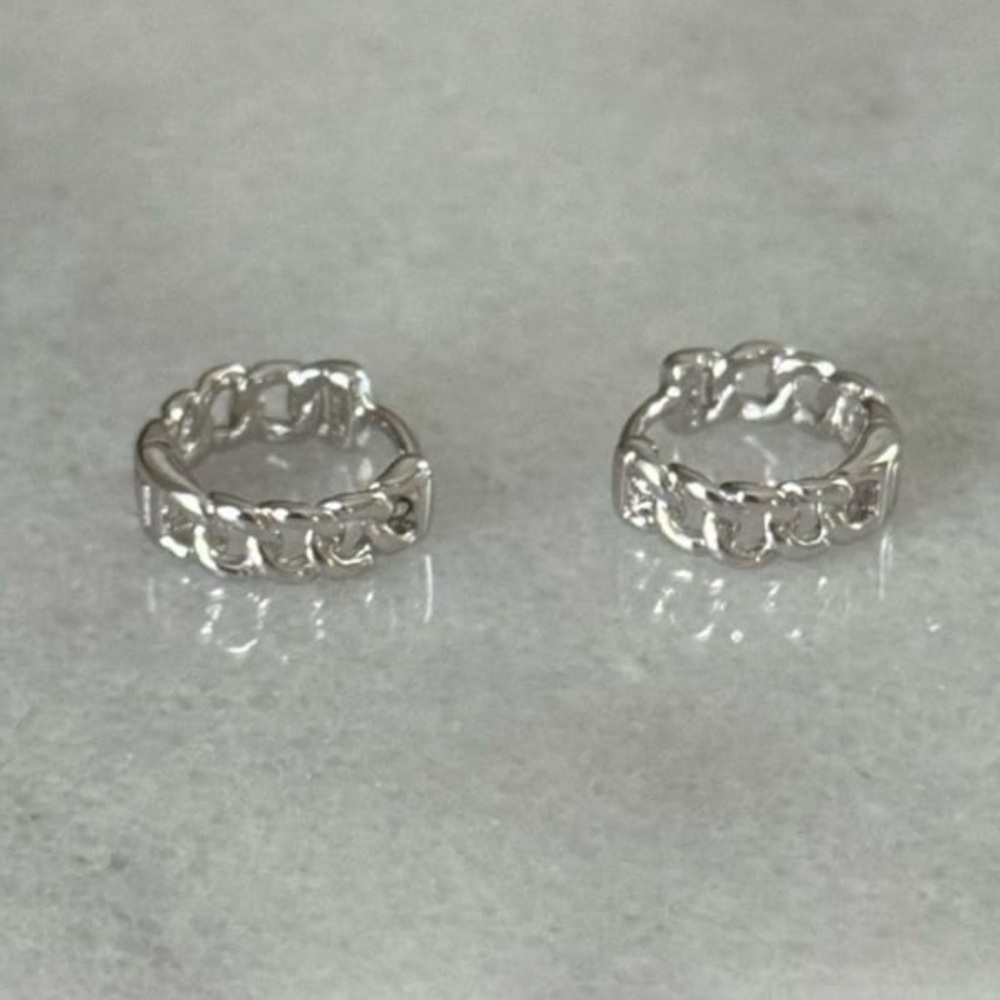 Silver Chain Link Small Huggie Hoop Earrings 

Brand New

Stainless Steel